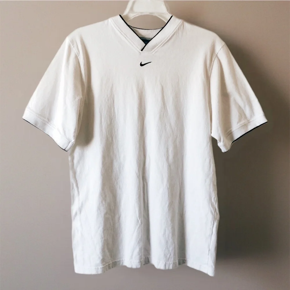 Nike VTG embroidered center swoosh V-neck t-shirt 💣